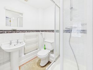 Ensuite- click for photo gallery